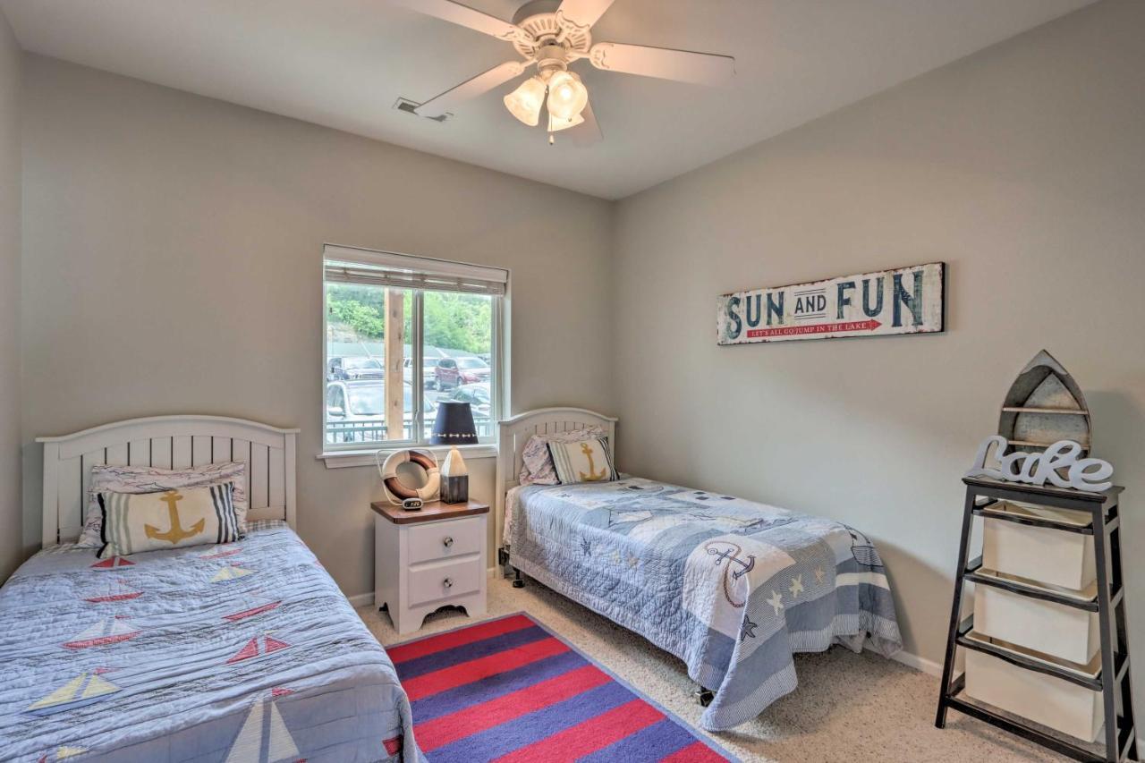 Lakefront Ozark Condo With Balcony And Seasonal Pool! Camdenton Exterior photo
